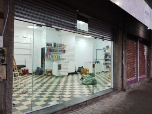 frente con puerta corrediza